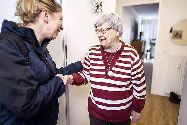 Jüngere und ältere Frau begrüßen sich.